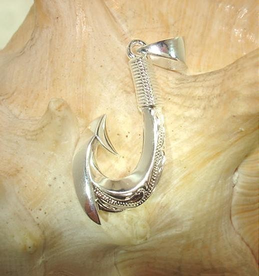 15MM 925 SILVER HAND-ENGRAVED HERITAGE SCROLL 2-SIDED HAWAIIAN FISH HOOK PENDANT