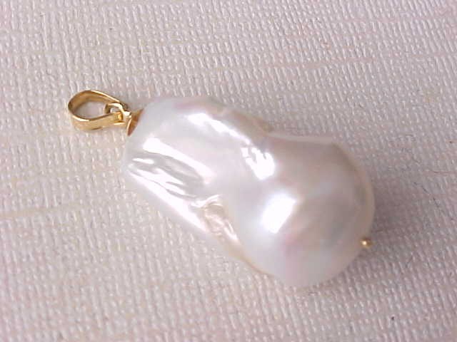 16MM X 27MM AAA BAROGUE WHITE PEARL PENDANT SOLID 18K YELLOW GOLD