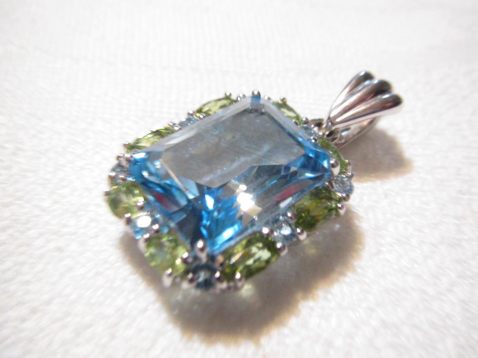 BEAUTIFUL “TOWN & COUNTRY” LARGE STERLING SILVER BLUE OPAZ & PERIDOT PENDANT/ENH
