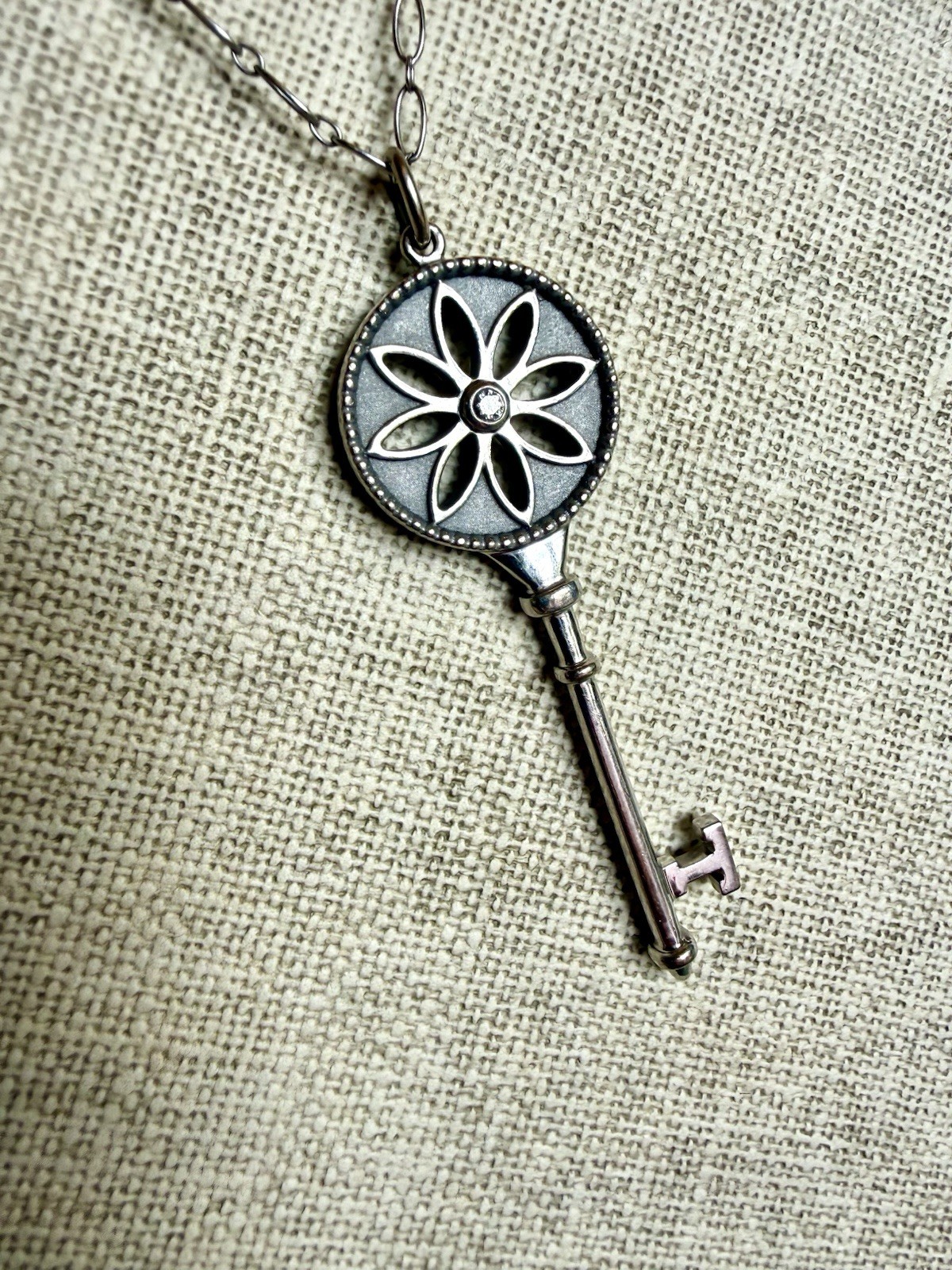 Tiffany & Co. 18K White Gold Diamond Daisy Key Necklace AU750 Retired