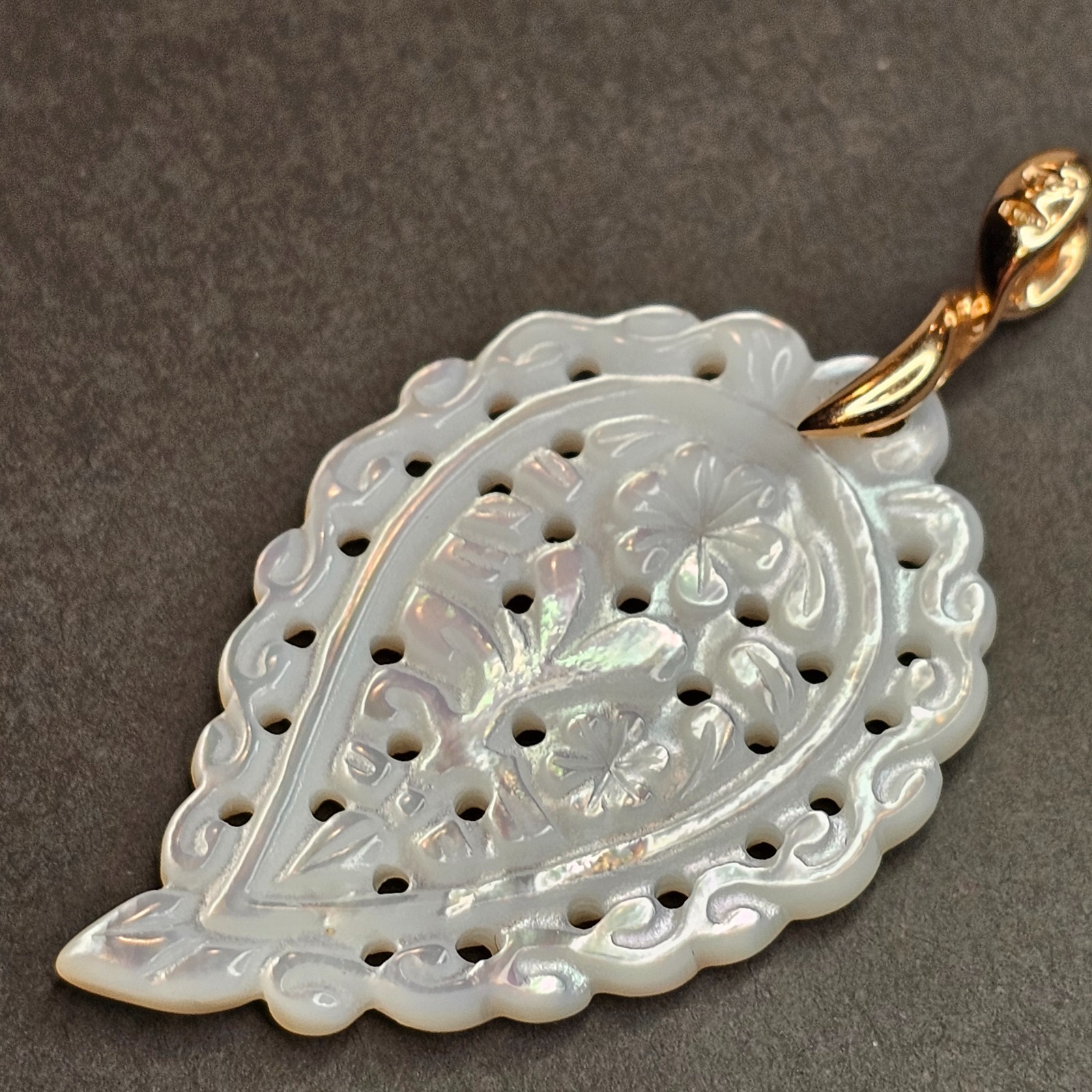 Tamara Comolli INDIA Medium 18K Gold White Mother of Pearl Leaf Pendant TC