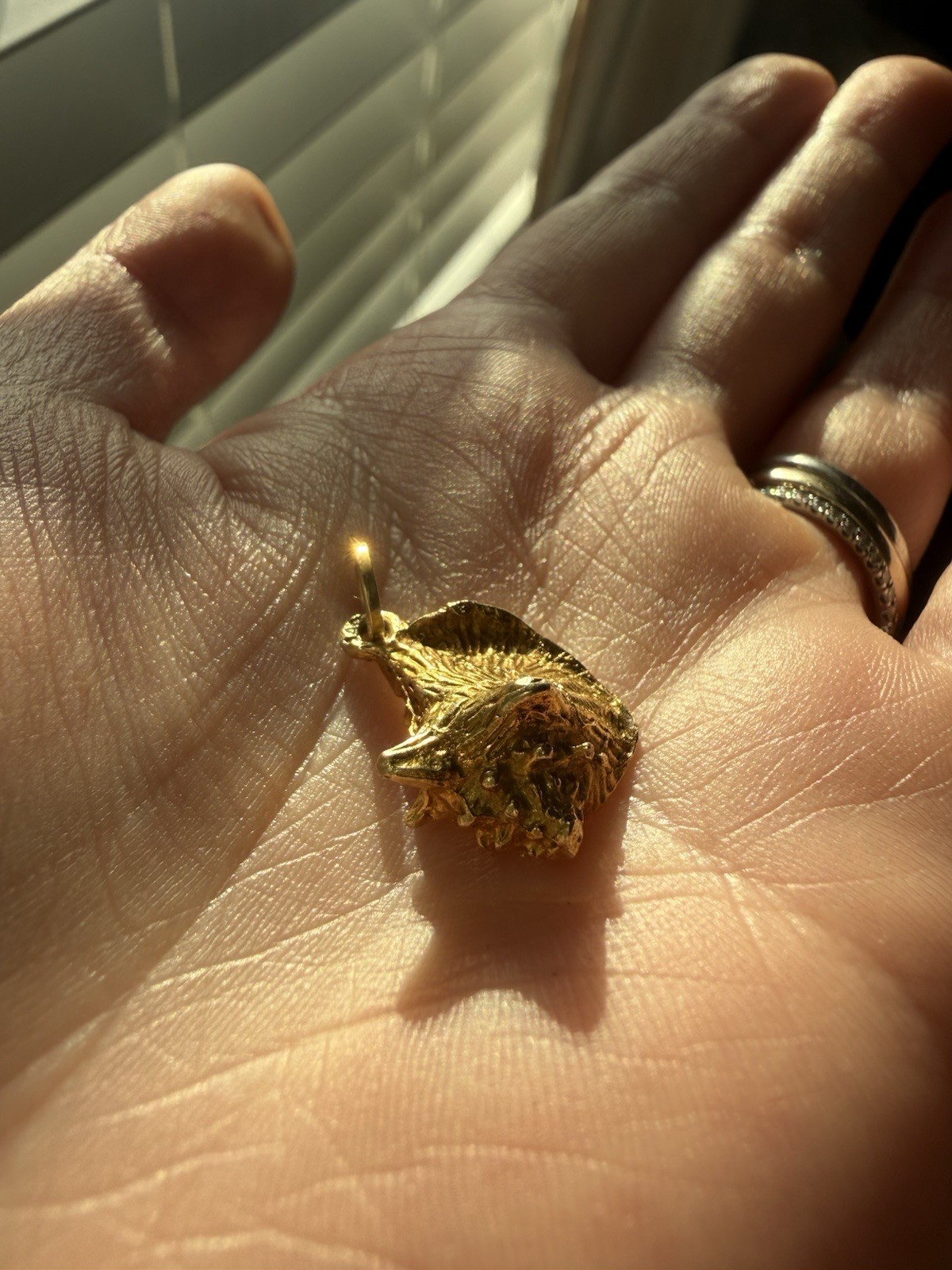 Vintage 14k Solid Gold Shell Charm Pendant 5.59g