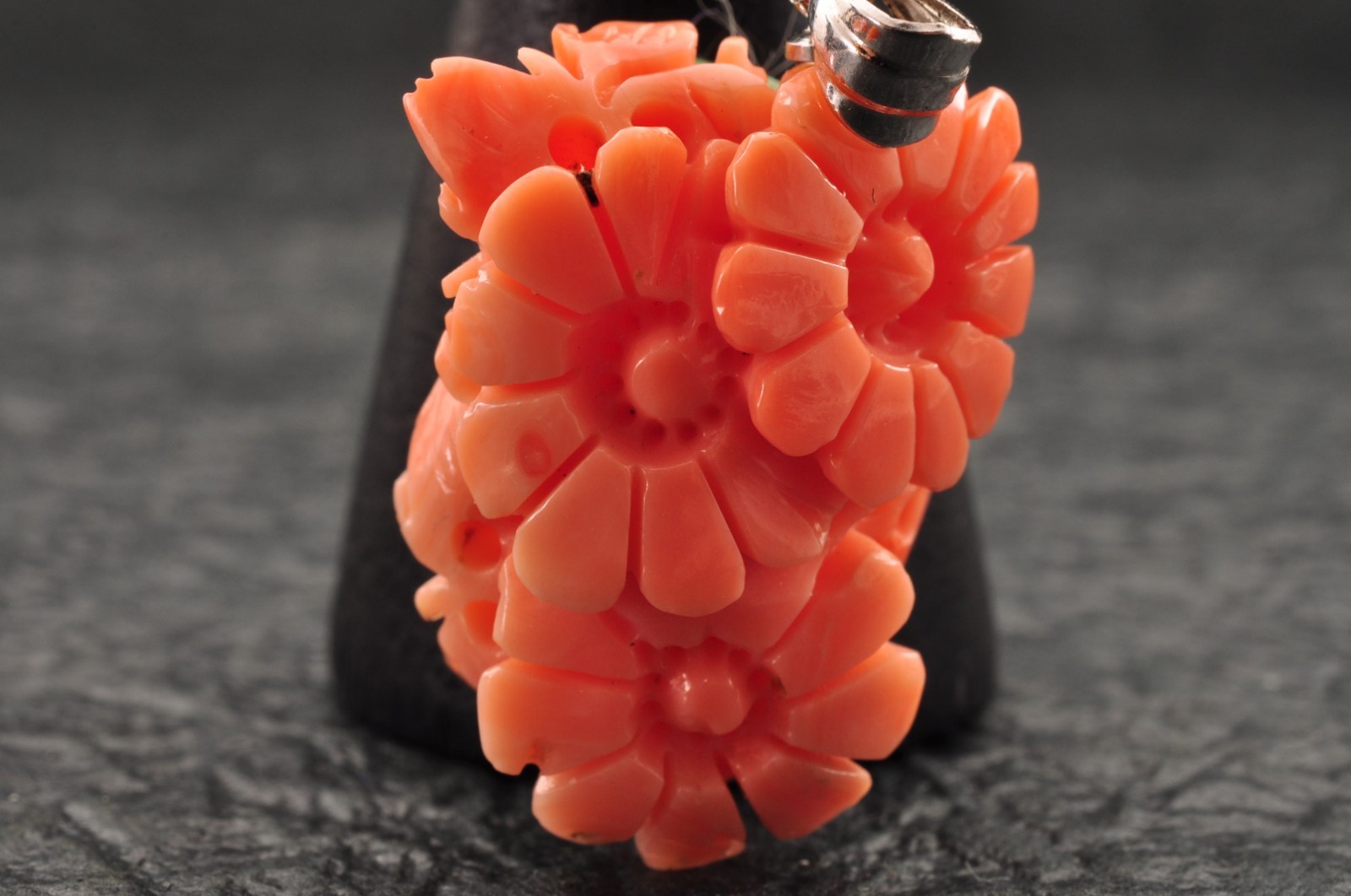 Certification Salmon pink coral pendant top carved Floral pattern (26mm, 31.0ct)