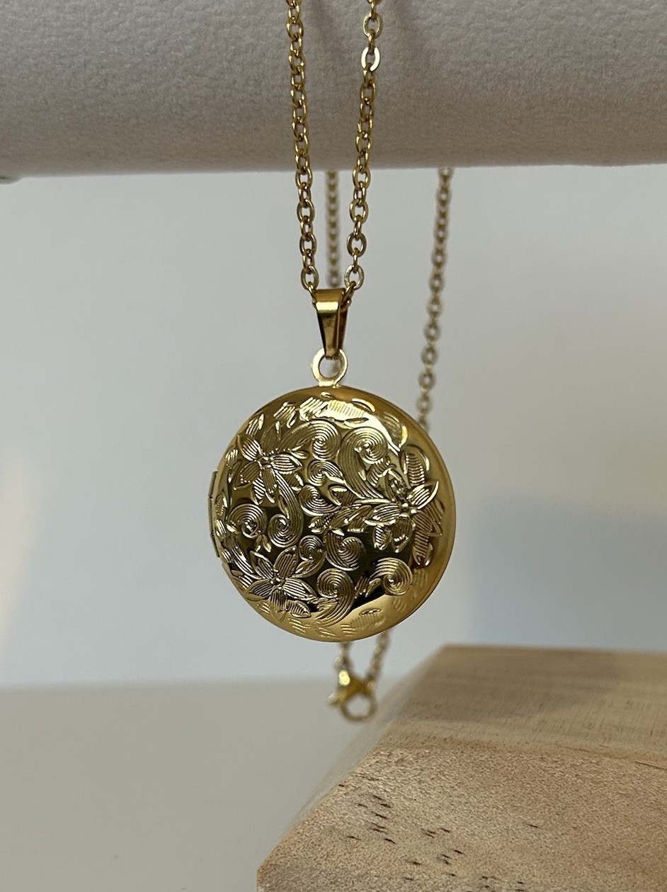 18ct Gold Filled Locket Necklace – Floral Engraved – 20” Chain – Holds 2 Photos