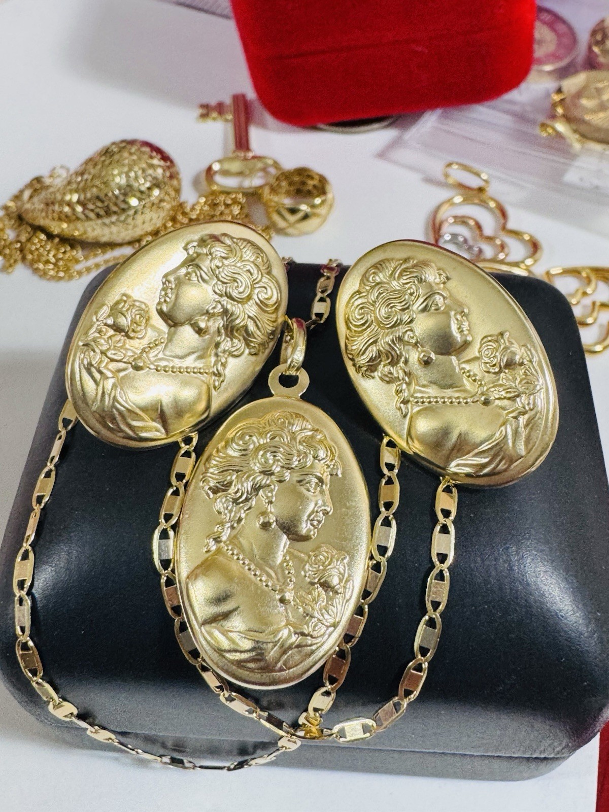 18K 750 Gold Set Queen Elizabeth Earring & Necklace 18” Long 7.6g 3mm
