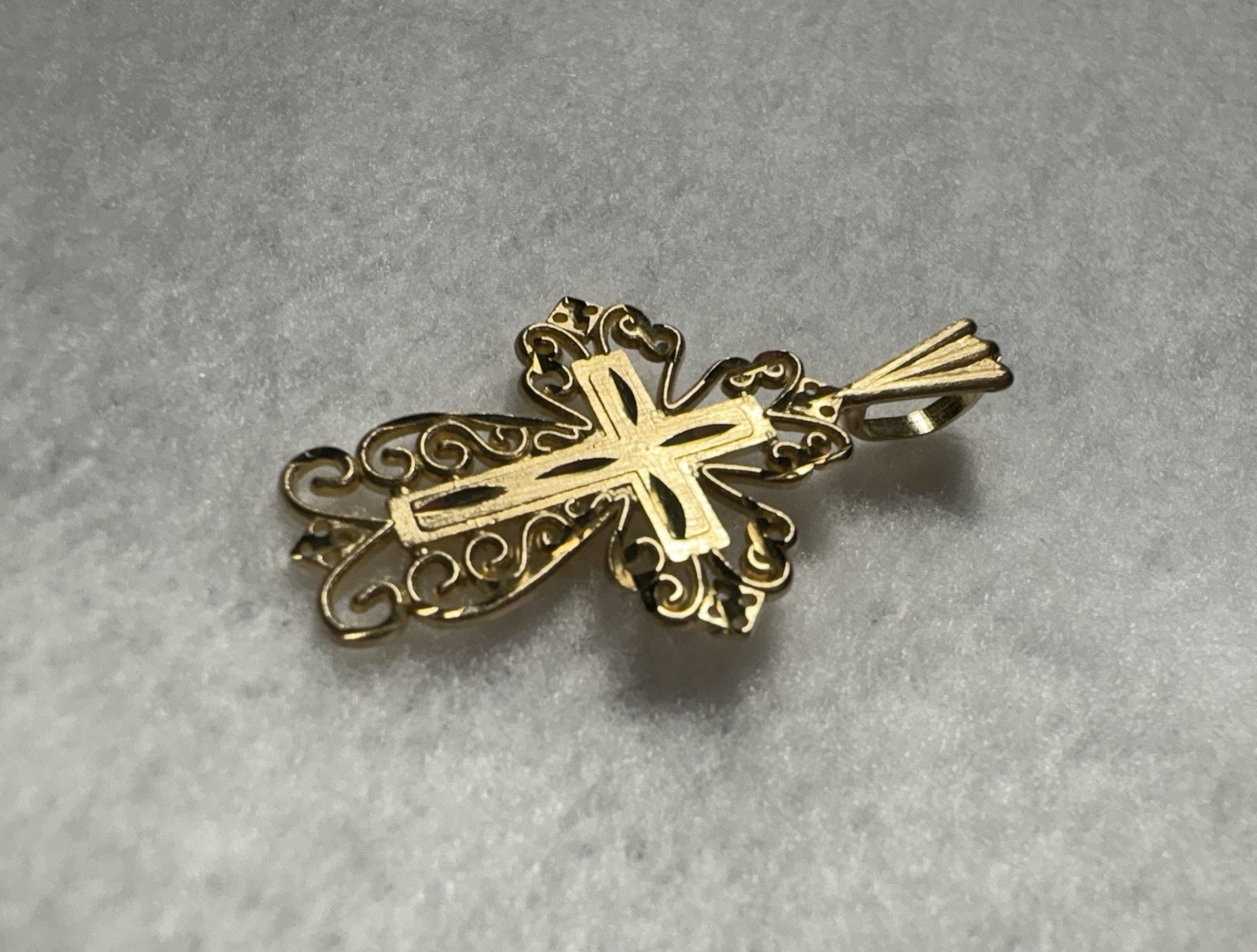 14k Gold Cross Yellow Gold Filigree Micheal Anthony Diamond Cut 1.1 grams 1983
