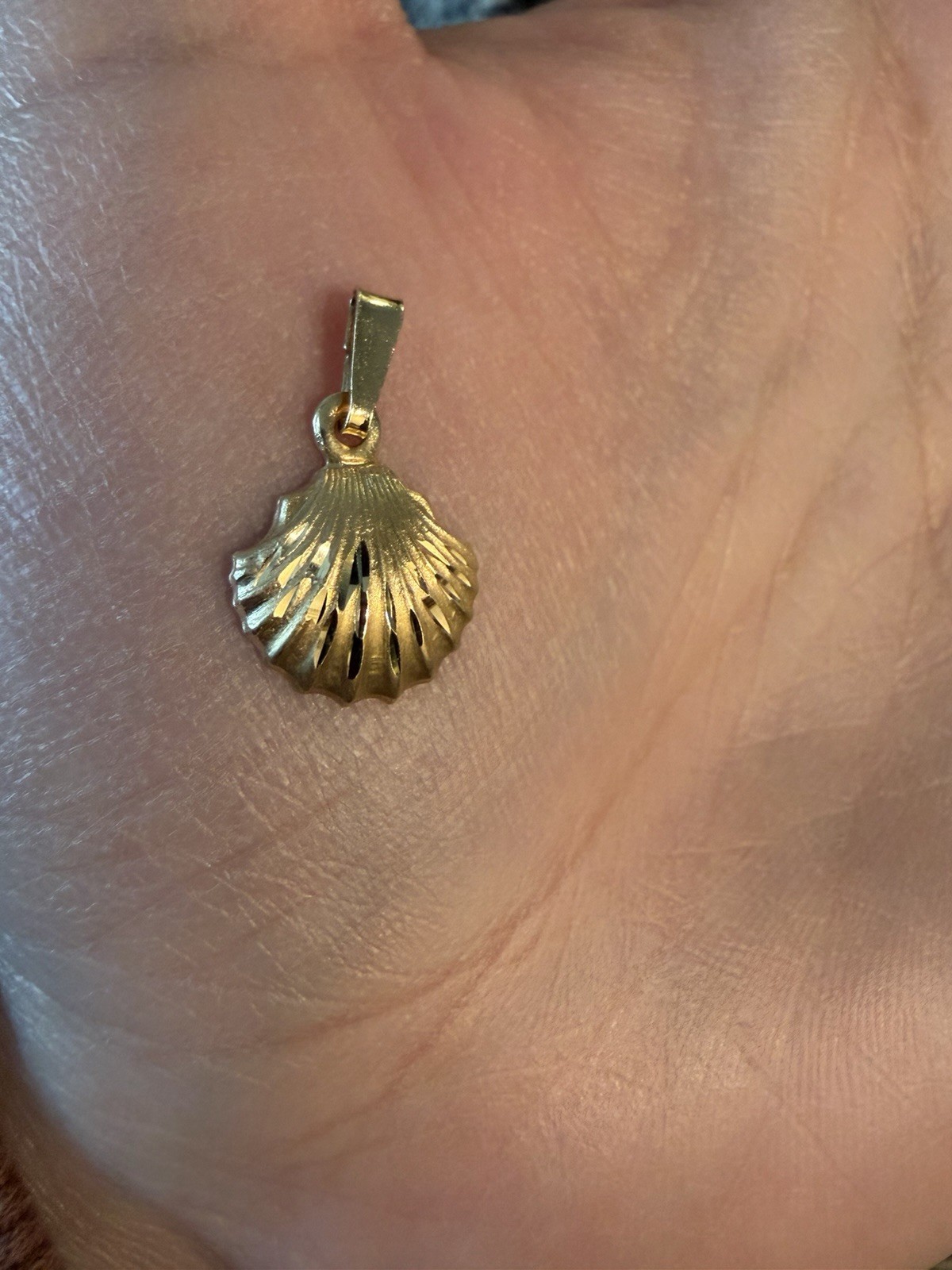 14K Yellow Gold Shell Charm Pendant, Beach Nature Theme, No Stone