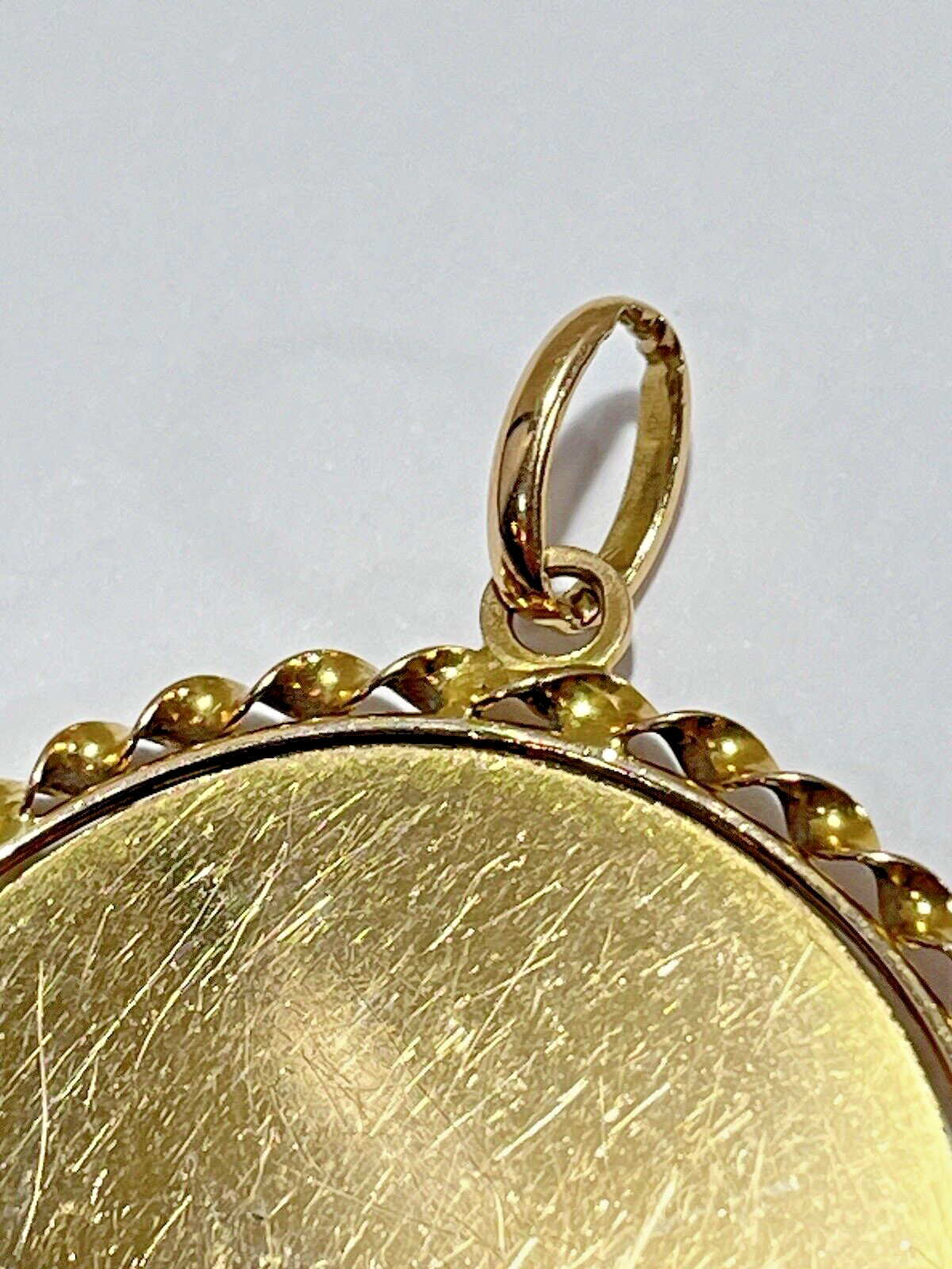 Large 18k Yellow Gold Madonna Pendant A Little Over 1-1/2″ In Diameter! 13.8 Gr.