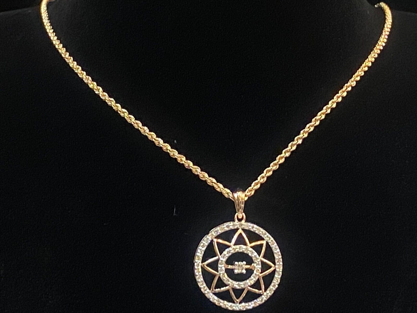 1.22 Cts Round Brilliant Cut Diamonds Medallion Rope Chain Necklace In 14K Gold