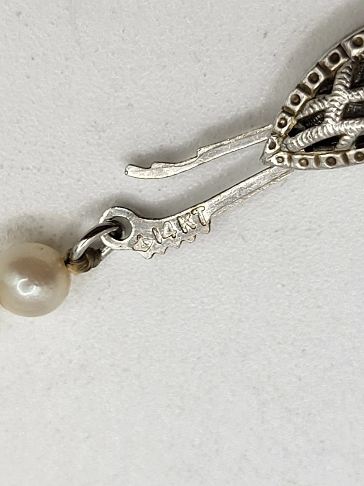14kt White Gold Ornate Clasp Graduated Authentic Cultured Pearl Necklace