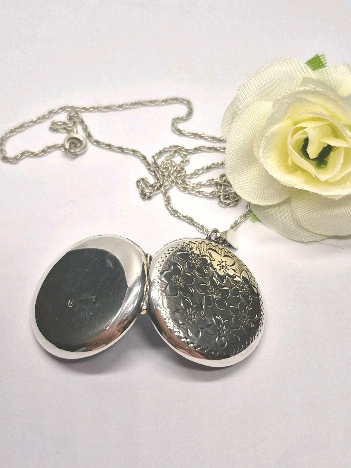 LOCKET – Vintage Hallmarked Sterling Silver Round Double Photo Locket Necklace.
