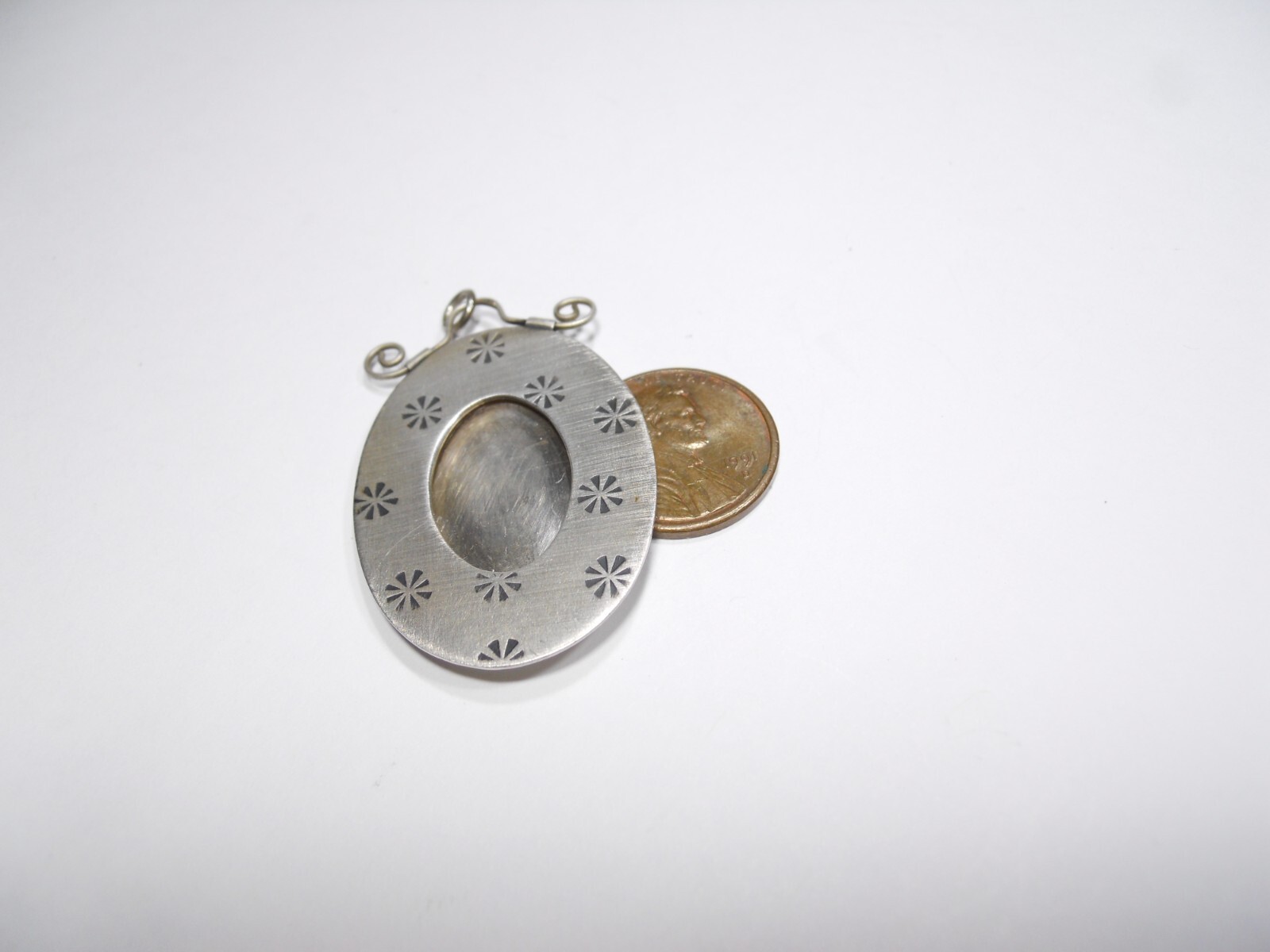 HANDMADE OVAL GEOMETRIC PHOTO PICTURE FRAME PENDANT CHARM STERLING SILVER 925 .