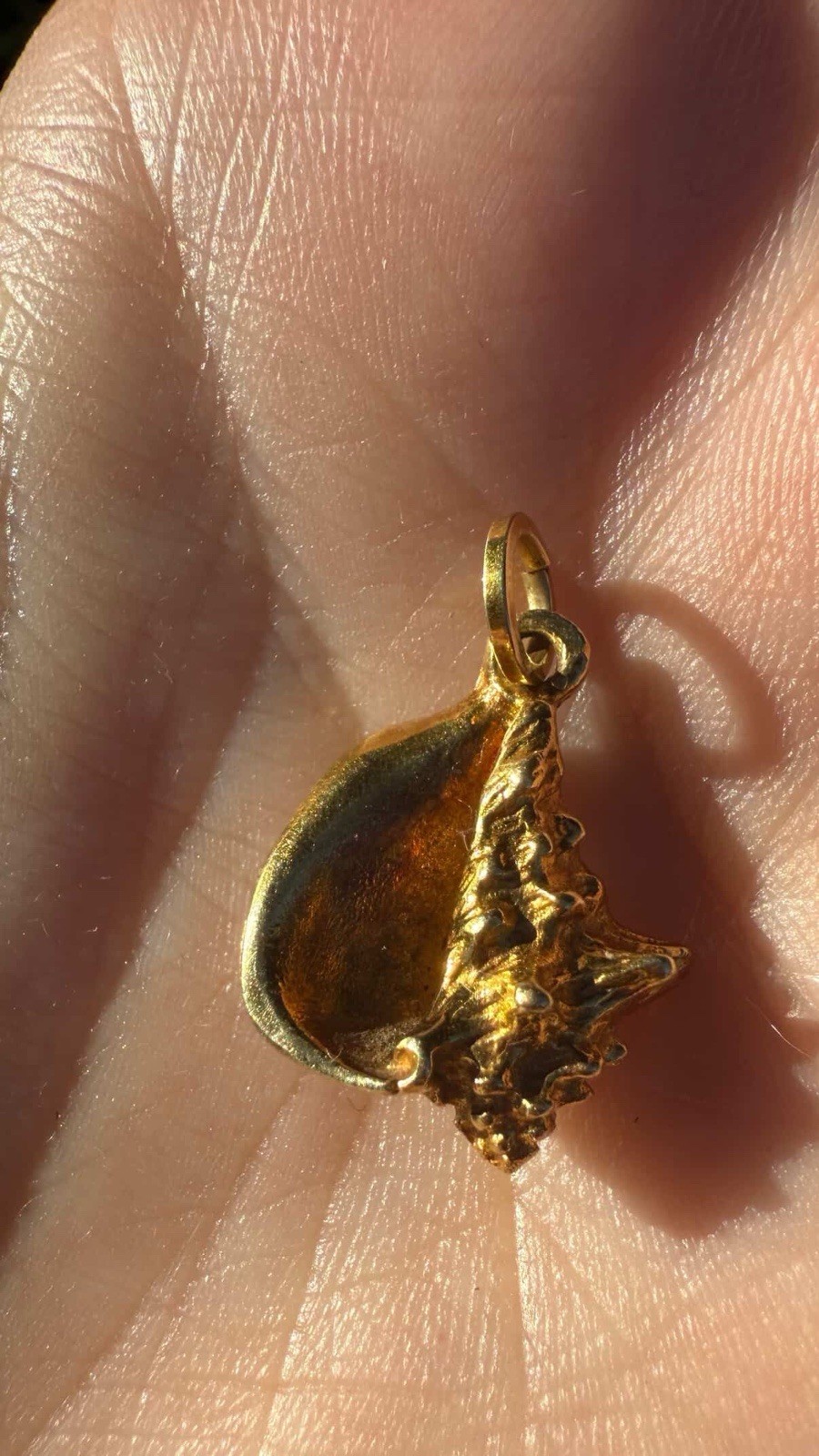 Vintage 14k Solid Gold Shell Charm Pendant 5.59g