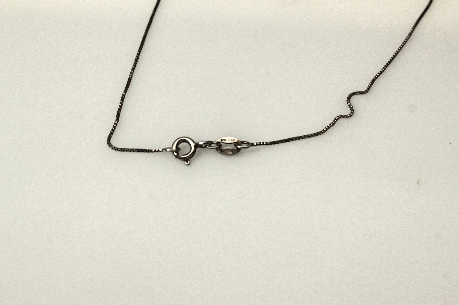 925 Sterling Silver Thin Box Chain 1.3 Grams 18″ Long 0.7mm Wide (NEC4708)