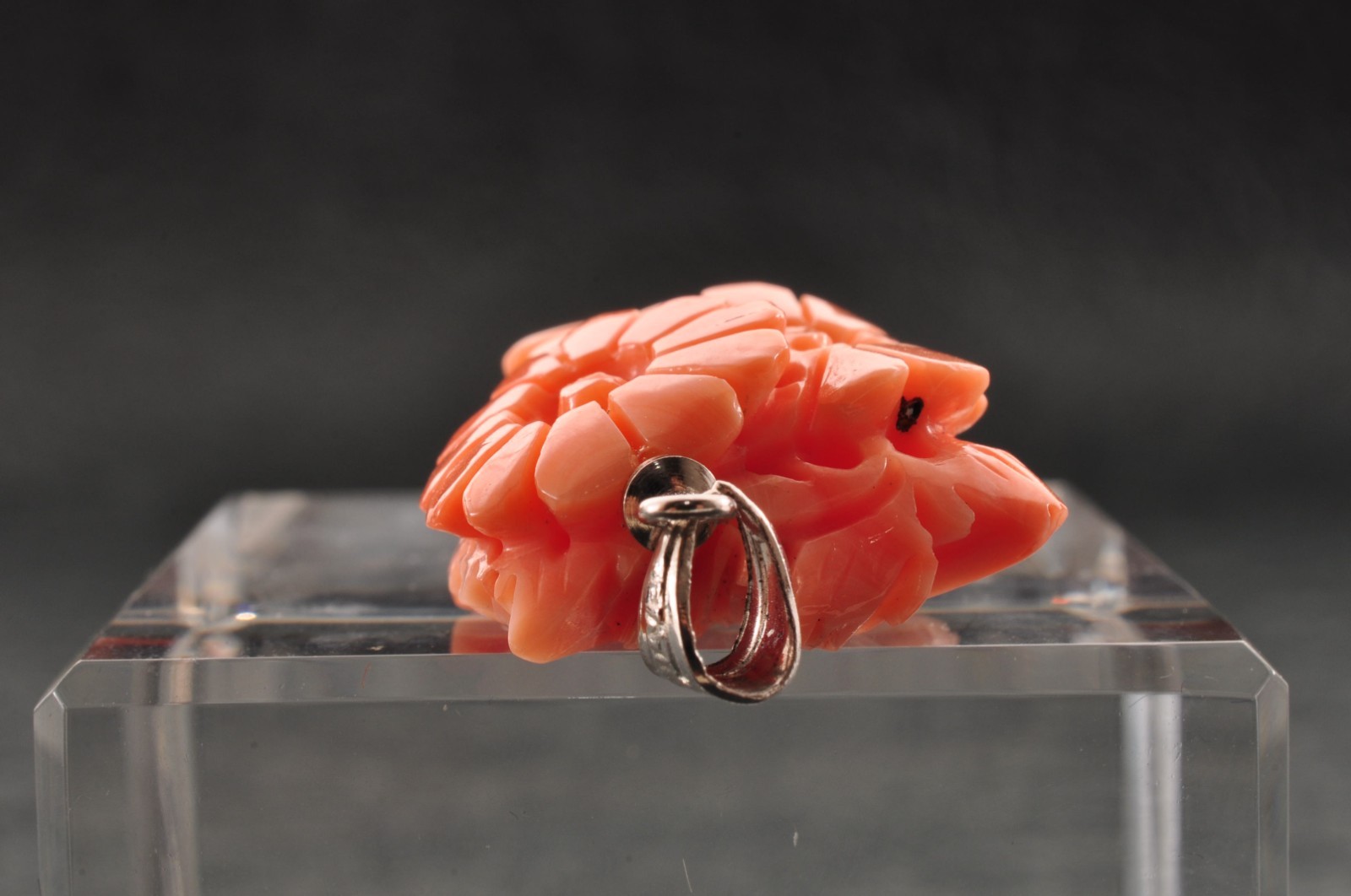 Certification Salmon pink coral pendant top carved Floral pattern (26mm, 31.0ct)