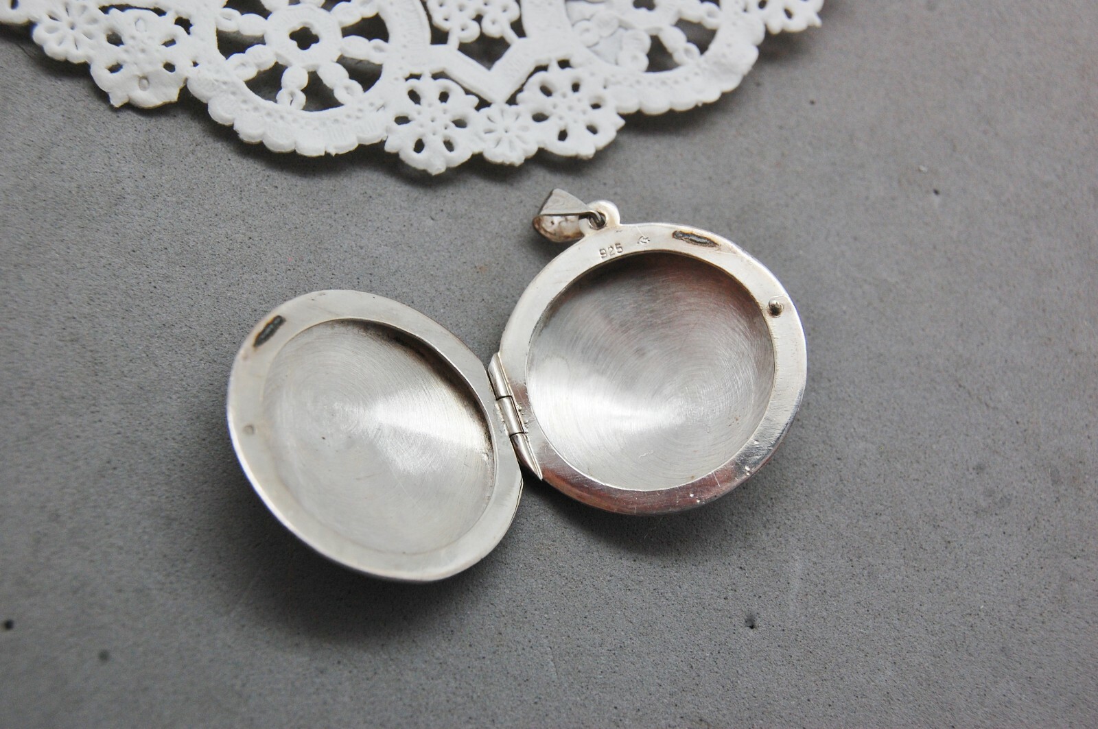 Hand Engraved Sterling Silver Photo Locket / Memento Holder Pendant 1 1/4″ 8 gr