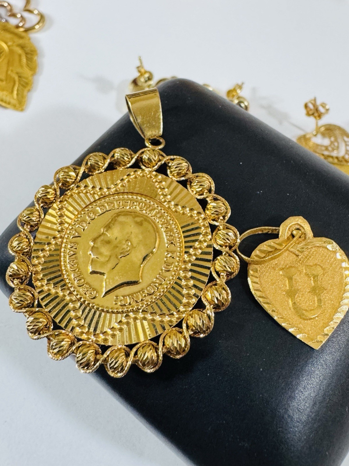 22K 916 Real Gold Two Set of Pendant 22K Heart & 21K Coin Round 6.63g