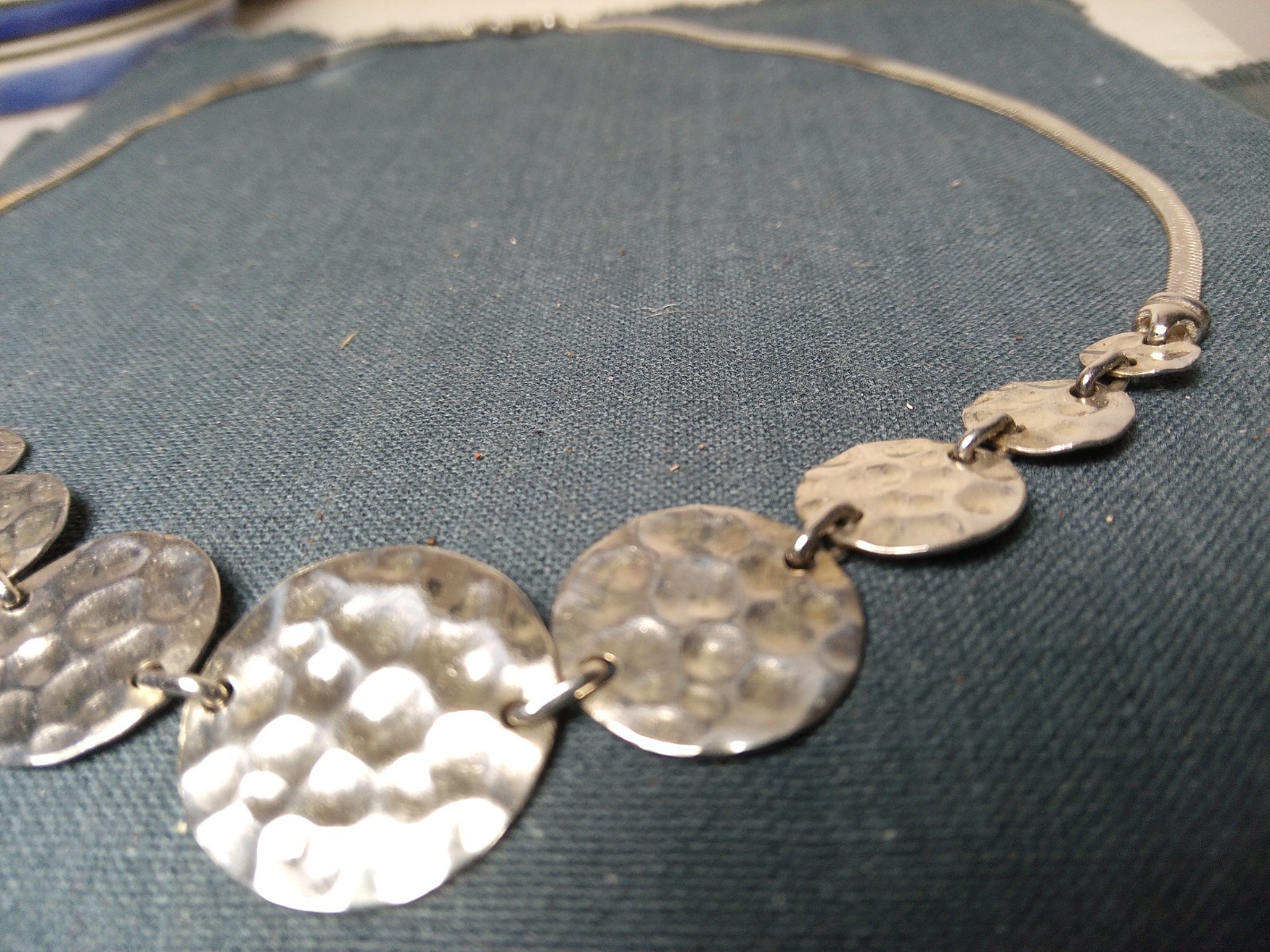 Sterling Silver 925 Hammered Graduated Disc Necklace Herringbone Chain 15″