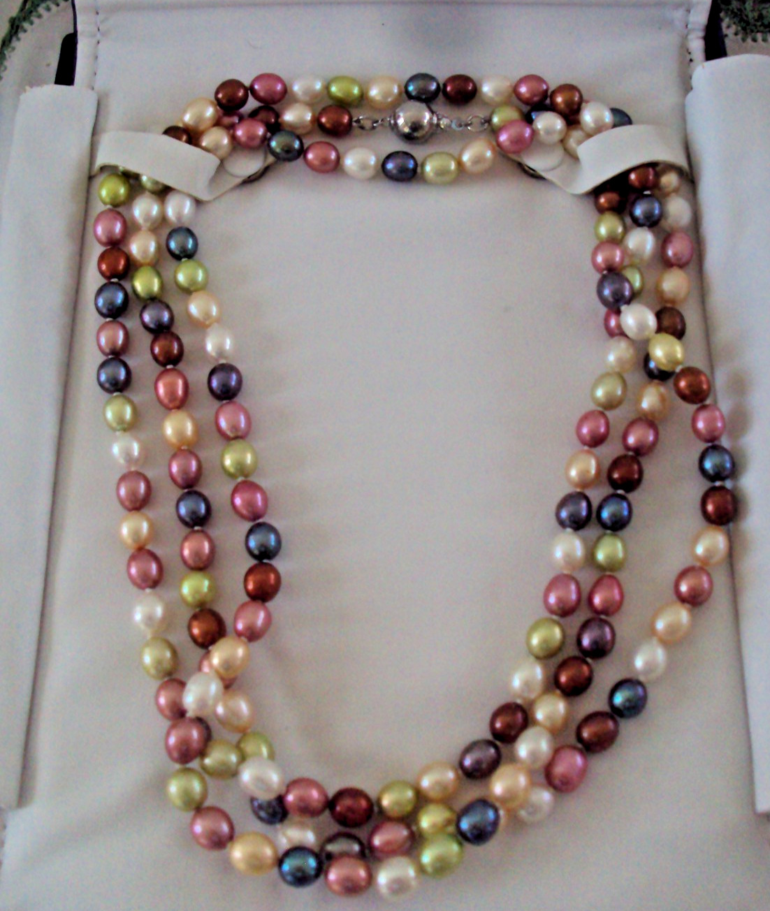 BLUE NILE Pearl Necklace in Original Case and Box – Very Good Clean condition!!!
