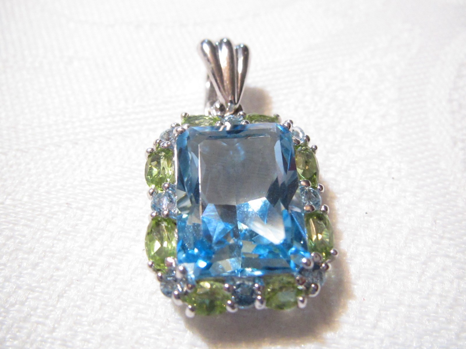 BEAUTIFUL “TOWN & COUNTRY” LARGE STERLING SILVER BLUE OPAZ & PERIDOT PENDANT/ENH