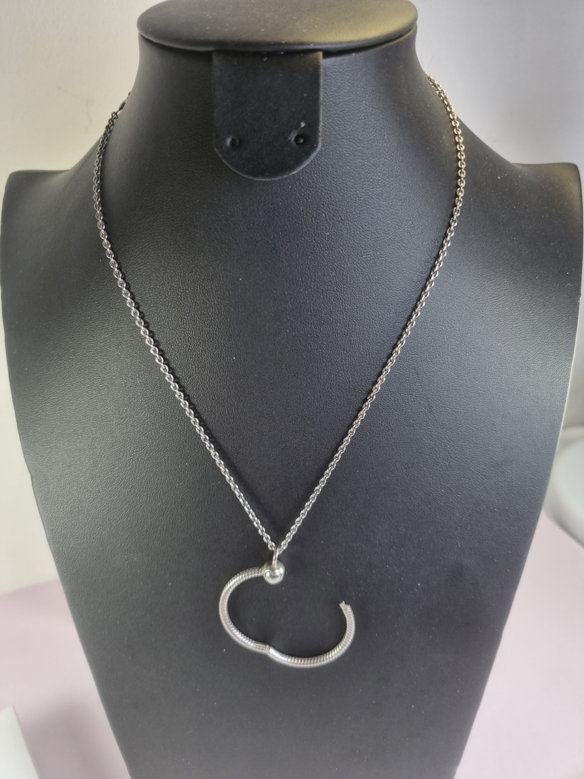 Pandora Moments Medium’ O ‘ Pendant Necklace , Excellent With Packaging, 50cm
