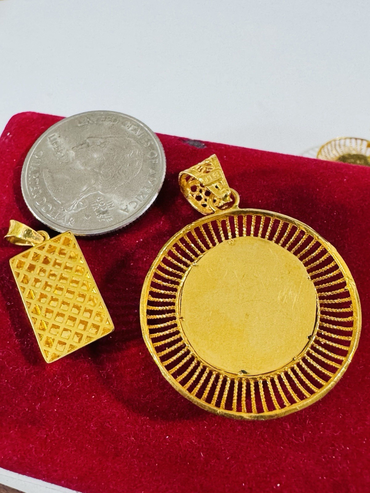 22K 916 22C Real Gold Two Set of Pendant 1 x Bar & 1x Round 7.24g