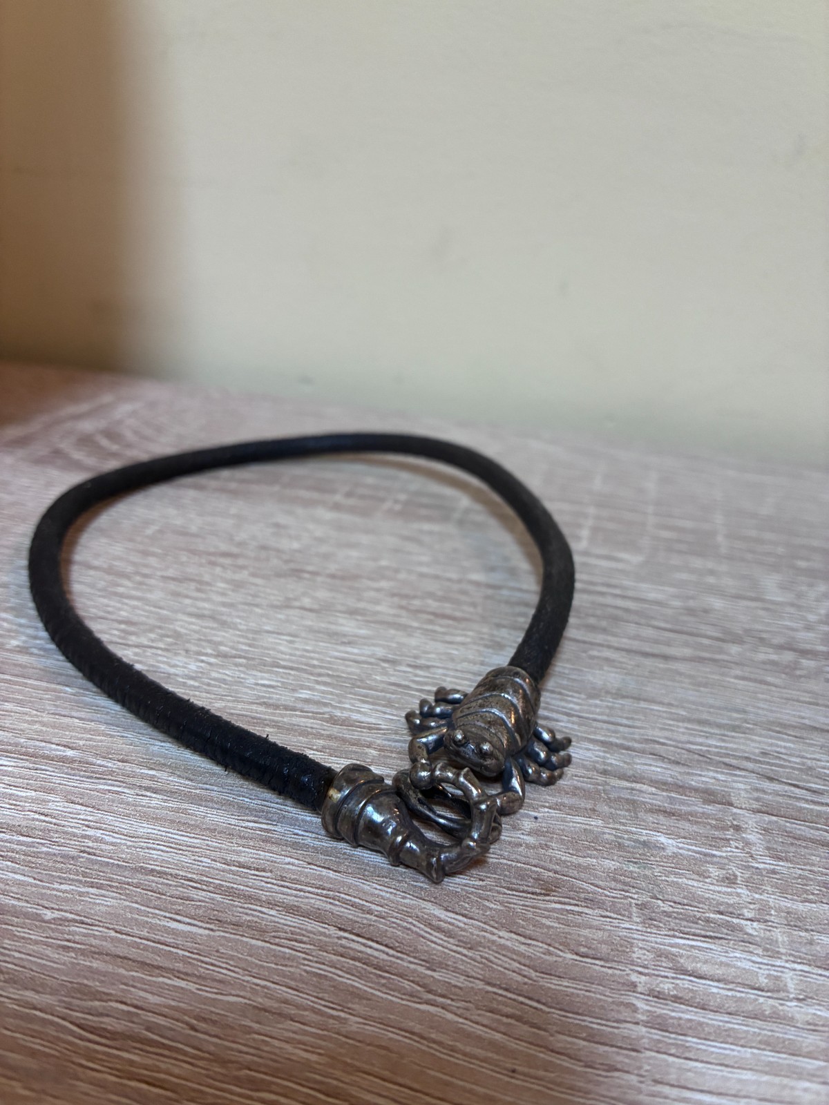 VINTAGE SILVER SCORPION CLASP CLOSURE LEATHER CHOKER NECKLACE