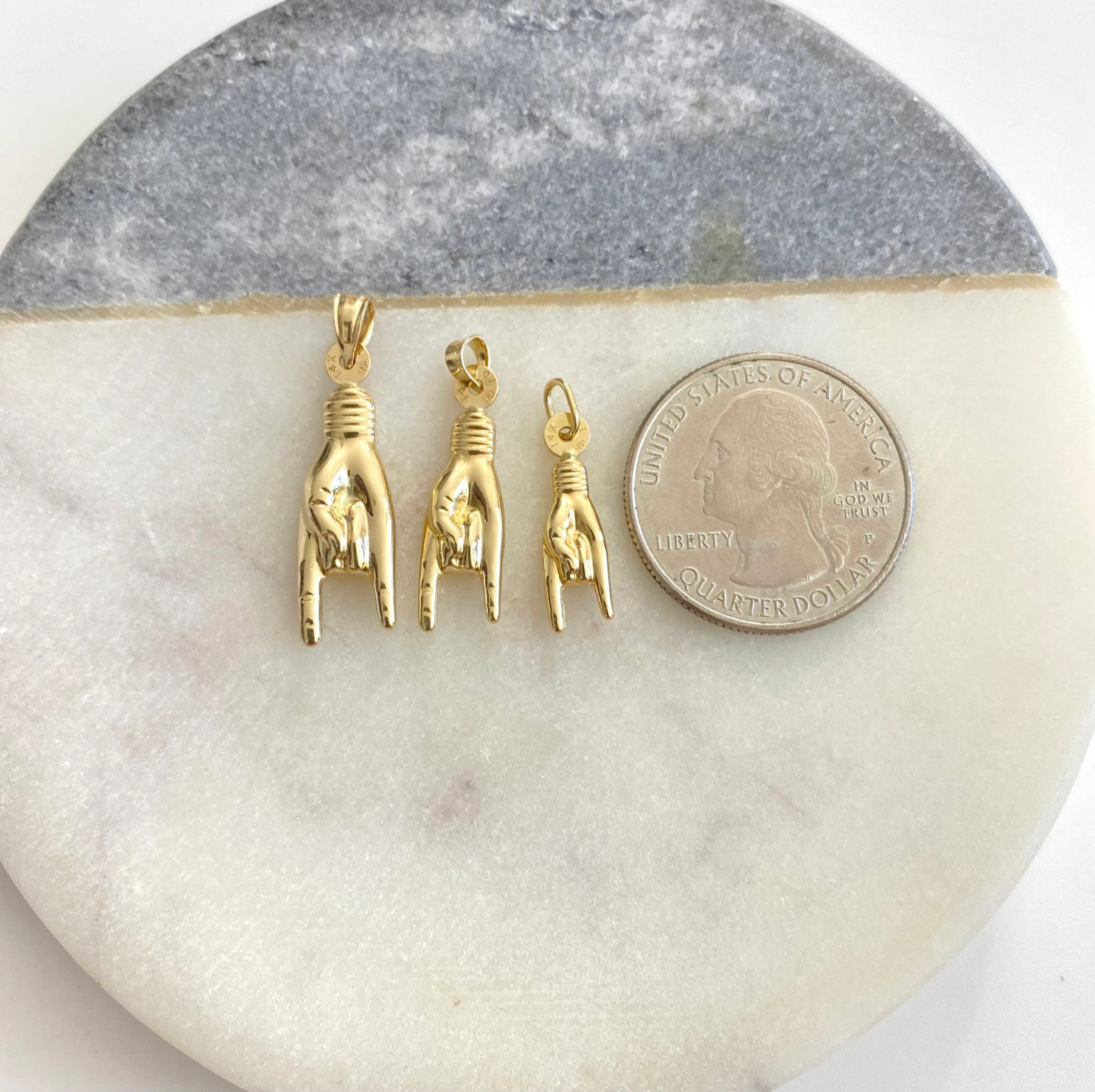 14K REAL Gold 3D Mano Cornuto Pendant, Gold Italian Lucky Hand Charm – 14K6392