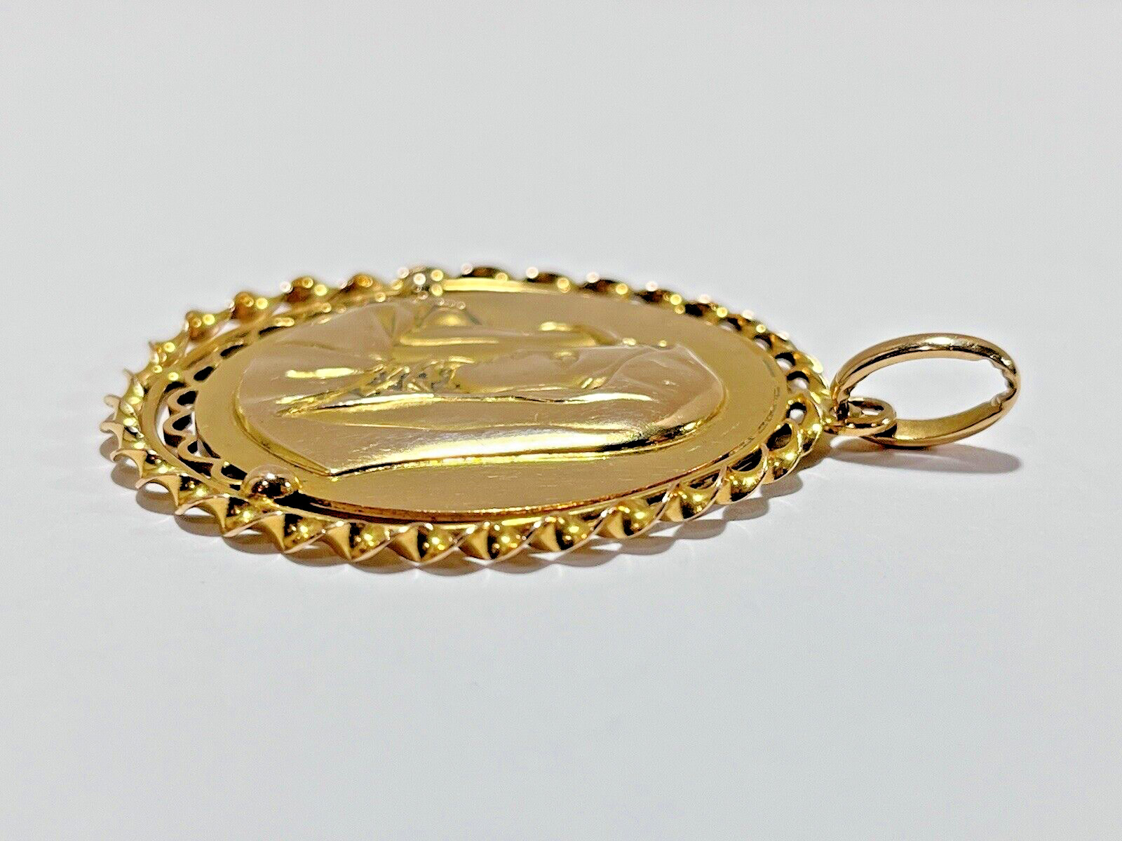Large 18k Yellow Gold Madonna Pendant A Little Over 1-1/2″ In Diameter! 13.8 Gr.