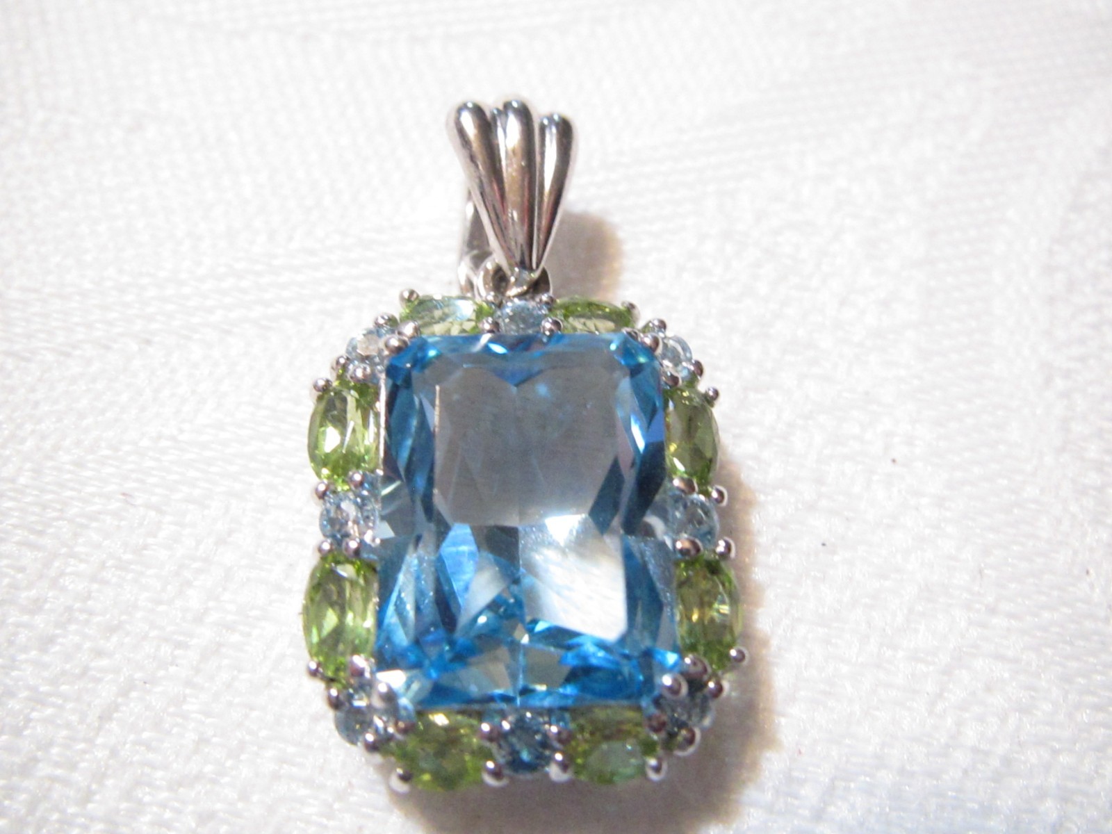 BEAUTIFUL “TOWN & COUNTRY” LARGE STERLING SILVER BLUE OPAZ & PERIDOT PENDANT/ENH