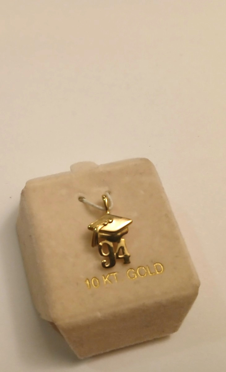 10 K YELLOW GOLD GRADUATION CAP PENDANT CHARM.