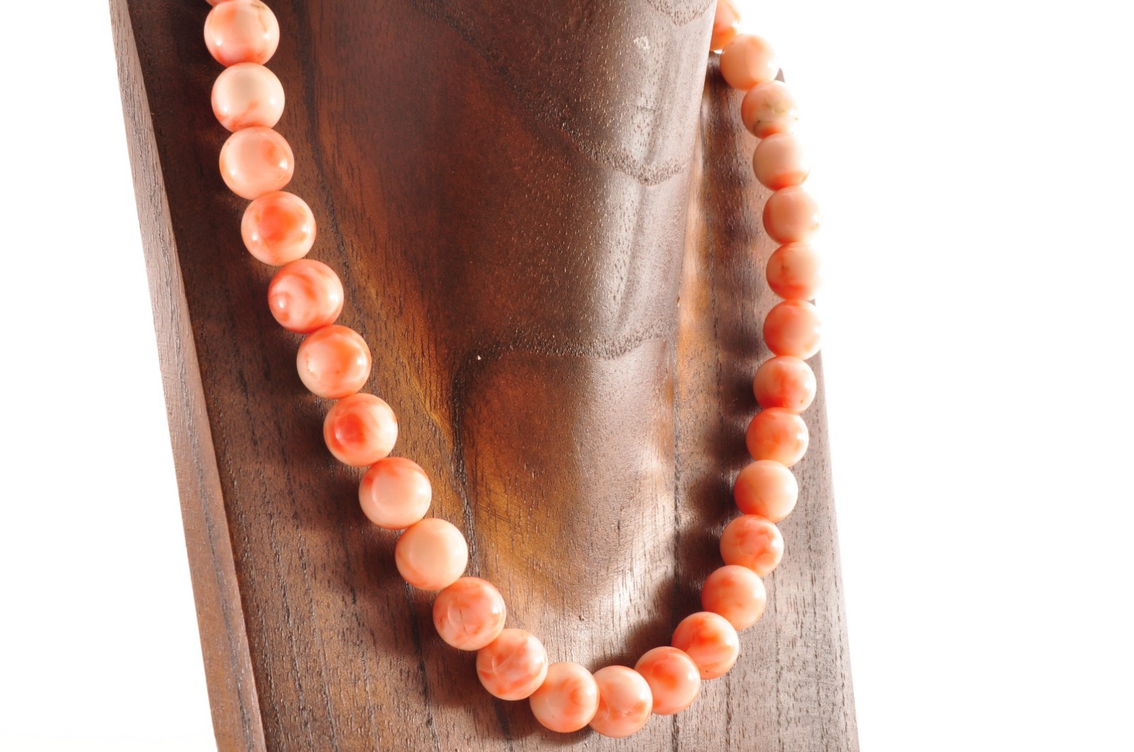 Angel skin coral necklace (17.3in, 423ct) ,925 silver clasp with “Certificate”.