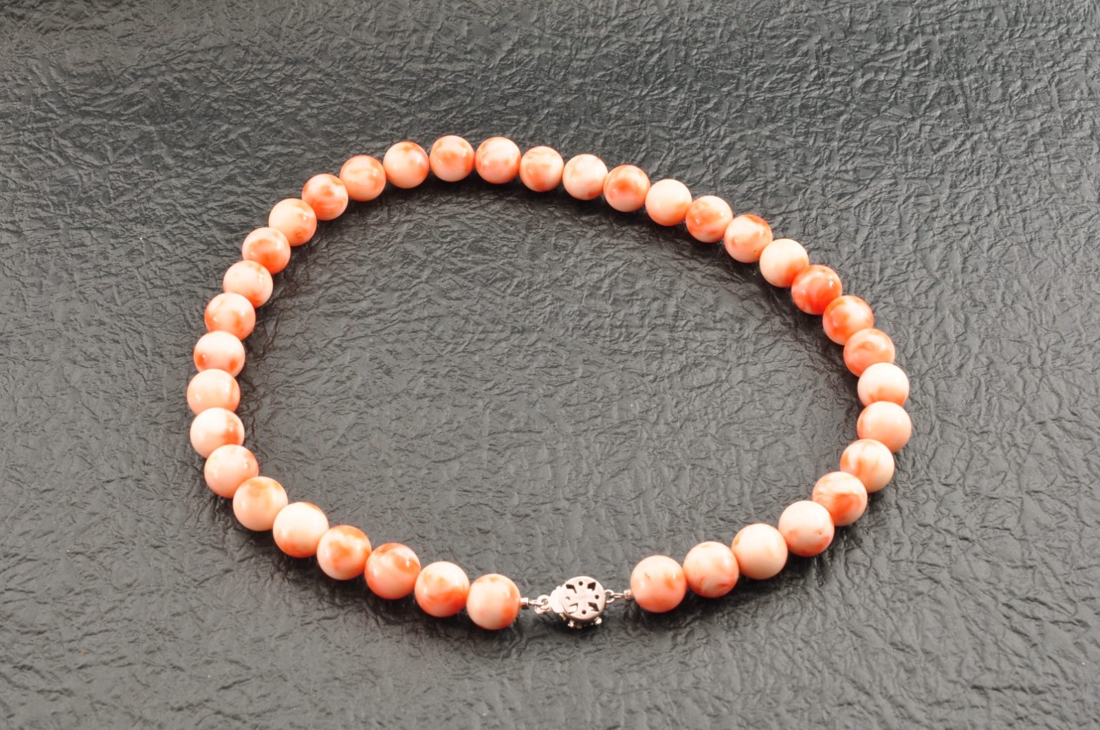 Angel skin coral necklace (17.3in, 423ct) ,925 silver clasp with “Certificate”.