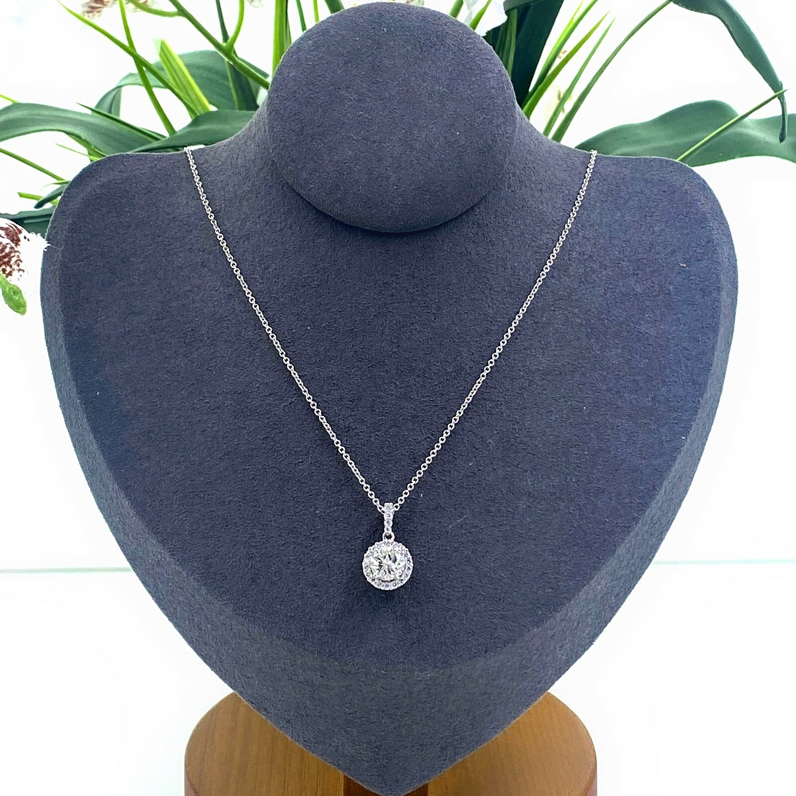Round Diamond Halo Design Pendant Necklace 18′ Inch Length White Gold