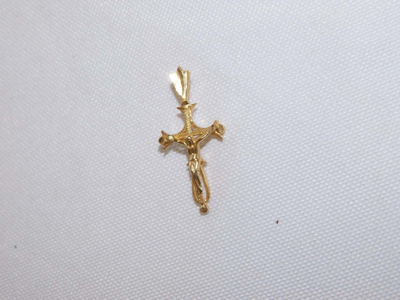 Unbranded 14K Yellow Gold Crucifix Pendant 1.2 grams Jesus Religious Cross