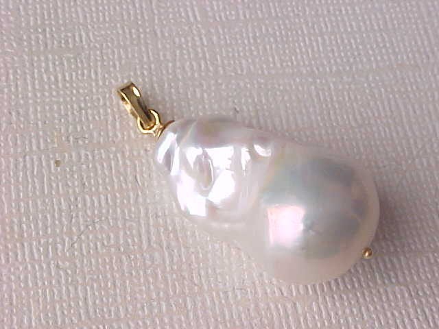 16MM X 27MM AAA BAROGUE WHITE PEARL PENDANT SOLID 18K YELLOW GOLD