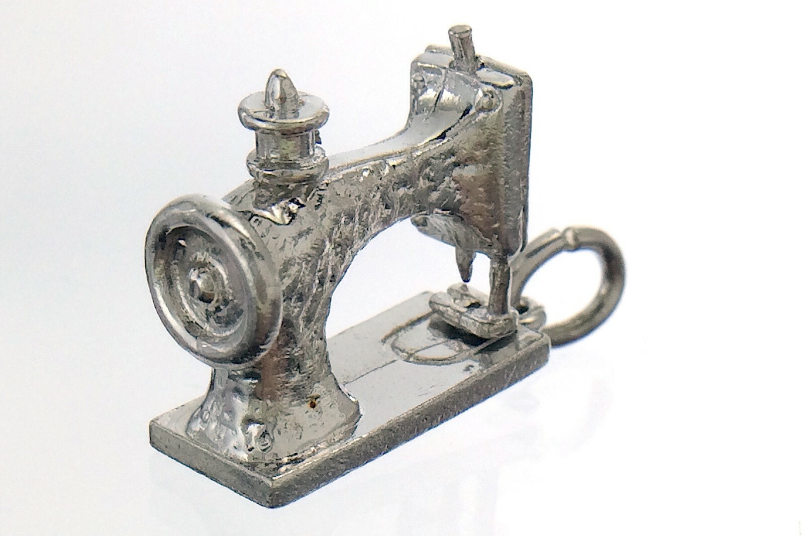 EJ STG Manual Treadle Antique Sewing Machine Charm Pendant 5.1g 0.75in J681