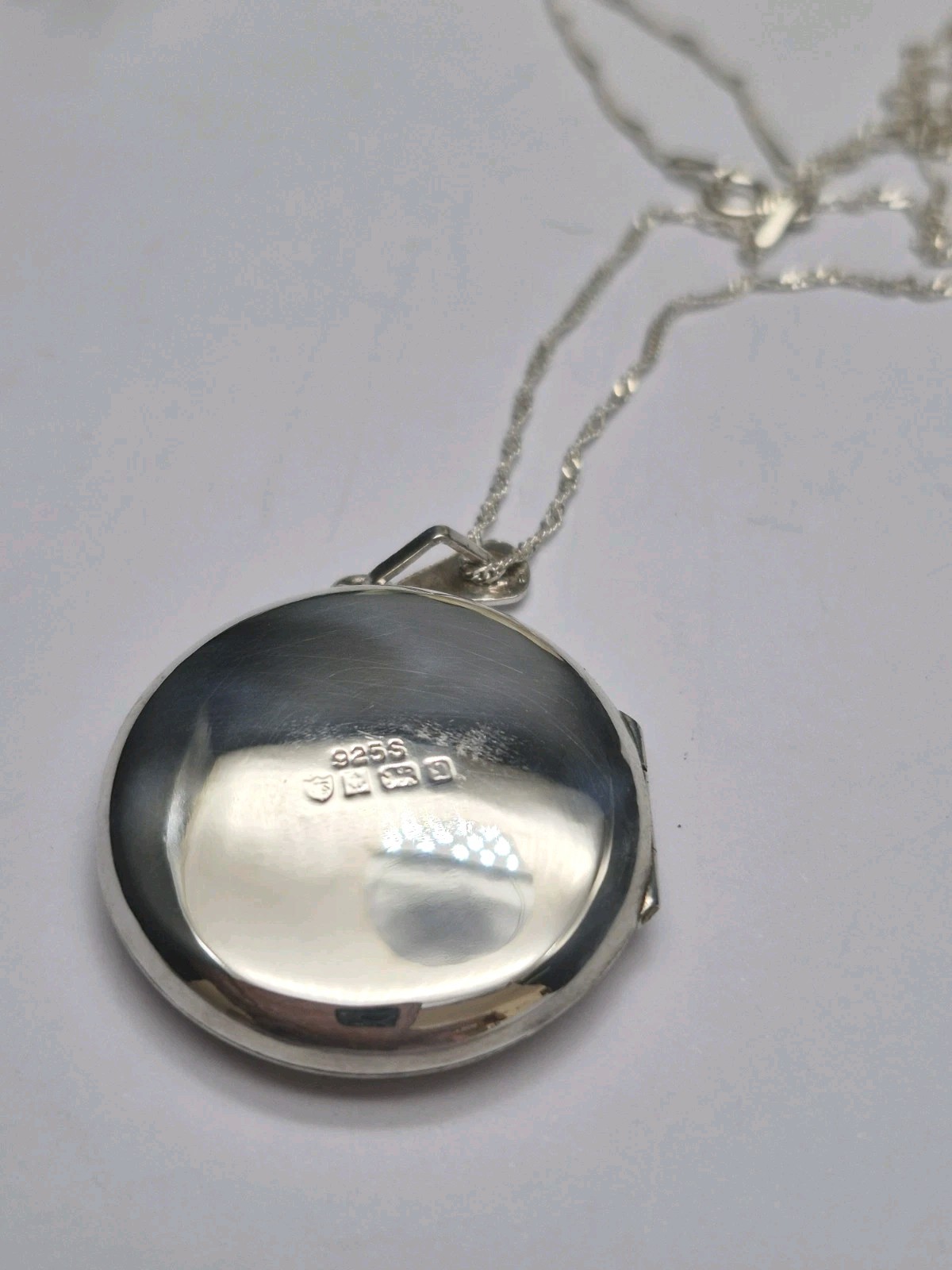 LOCKET – Beautiful Vintage Sterling Silver Round Floral Etched Photo Locket.