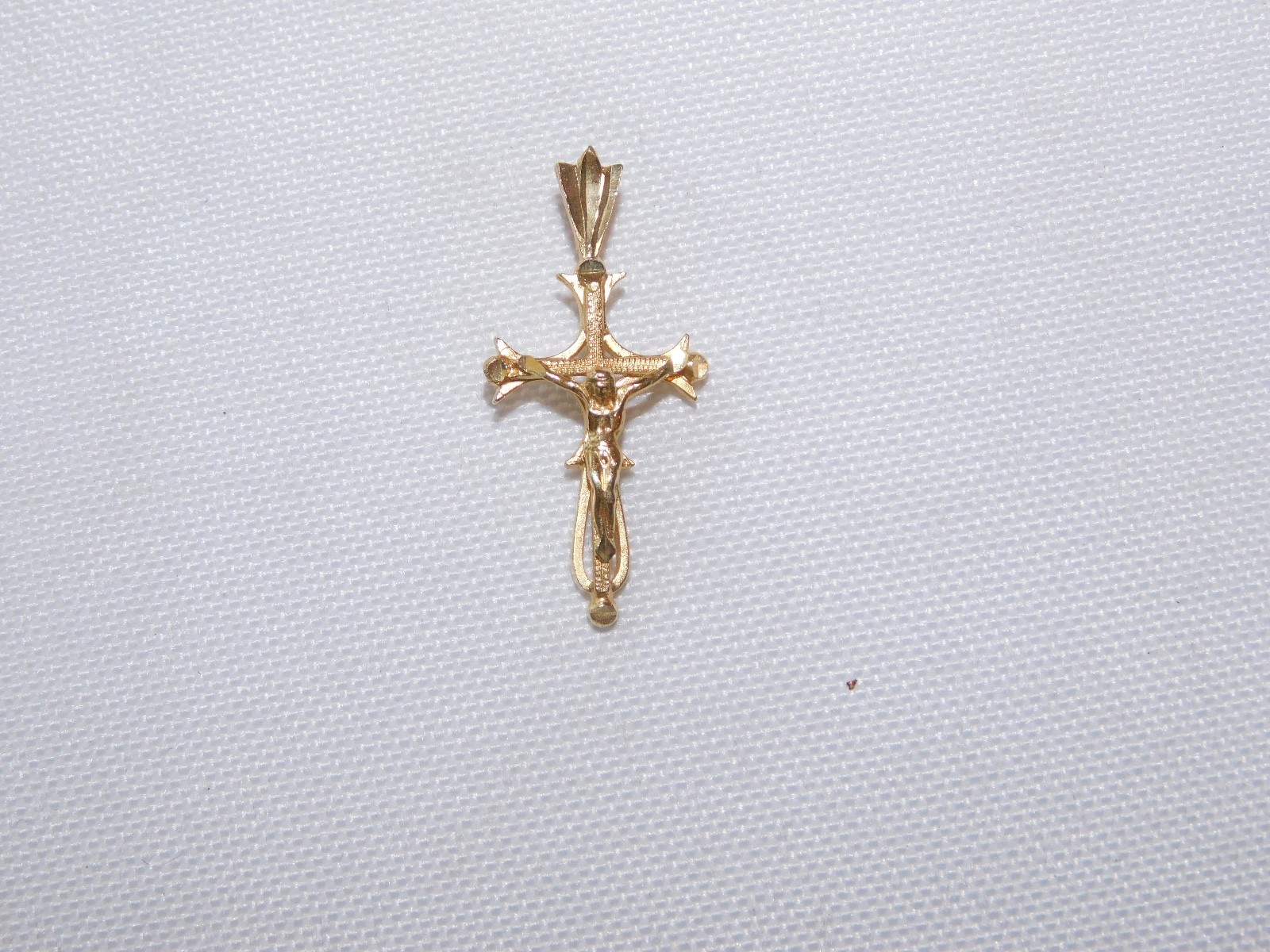 Unbranded 14K Yellow Gold Crucifix Pendant 1.2 grams Jesus Religious Cross