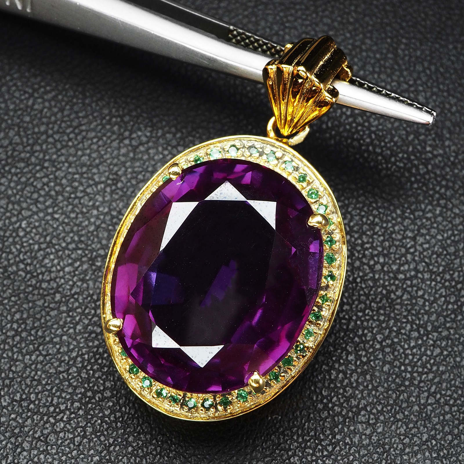 24K Gold 925 Sterling Silver Pendants Glittering Color Changing Sapphire 29.65Ct