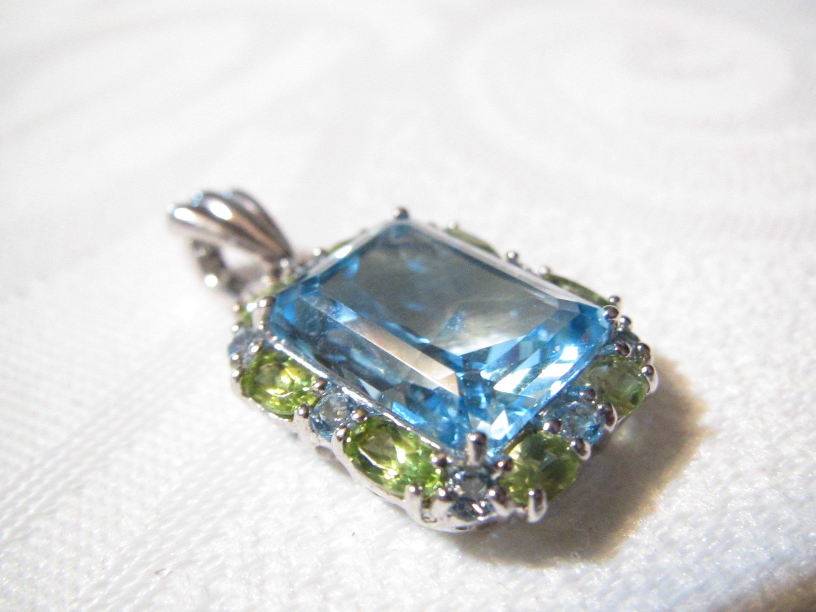 BEAUTIFUL “TOWN & COUNTRY” LARGE STERLING SILVER BLUE OPAZ & PERIDOT PENDANT/ENH