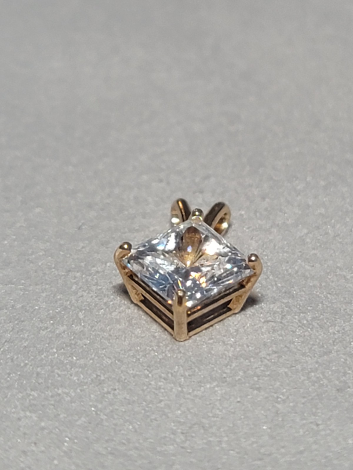 10k CZ Yellow Gold Pendant 1.17 grams