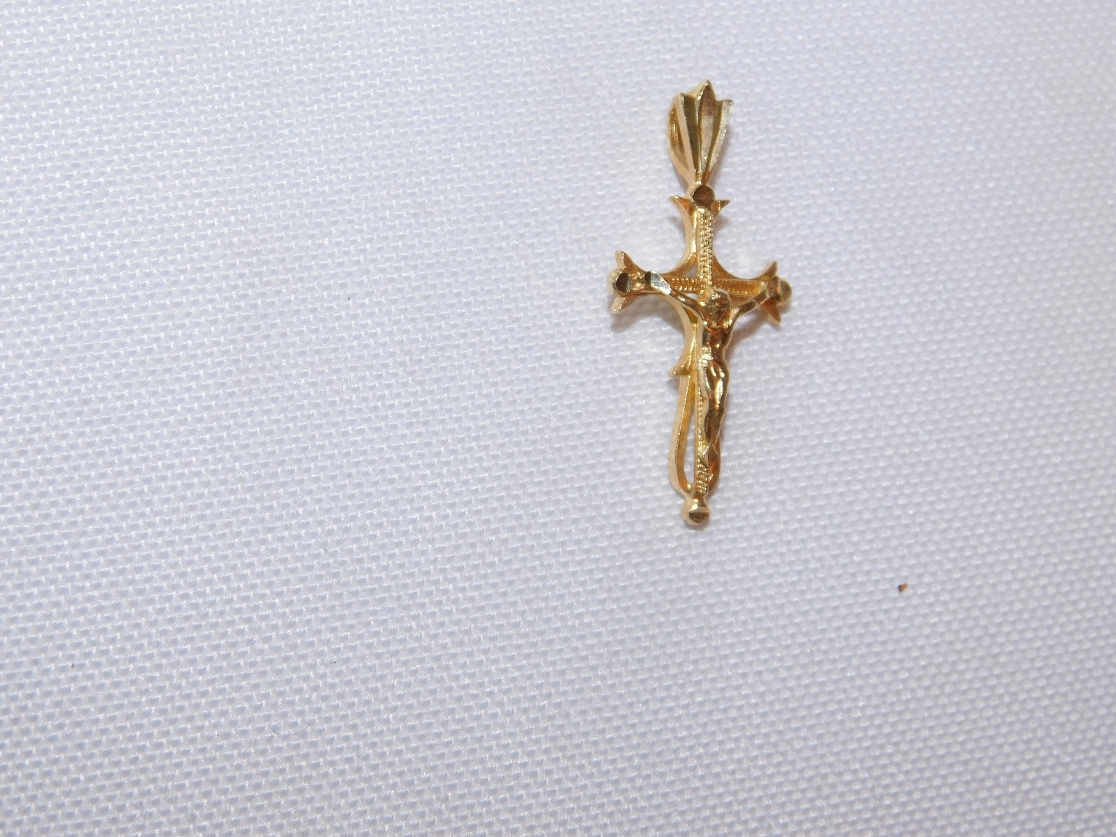 Unbranded 14K Yellow Gold Crucifix Pendant 1.2 grams Jesus Religious Cross