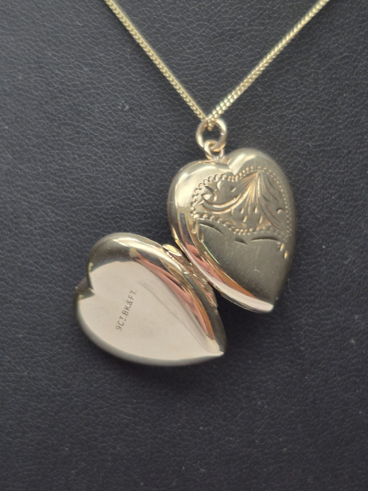 9ct Yellow Gold Vintage Heart Photo Locket & Chain. Necklace. Engraved Design.
