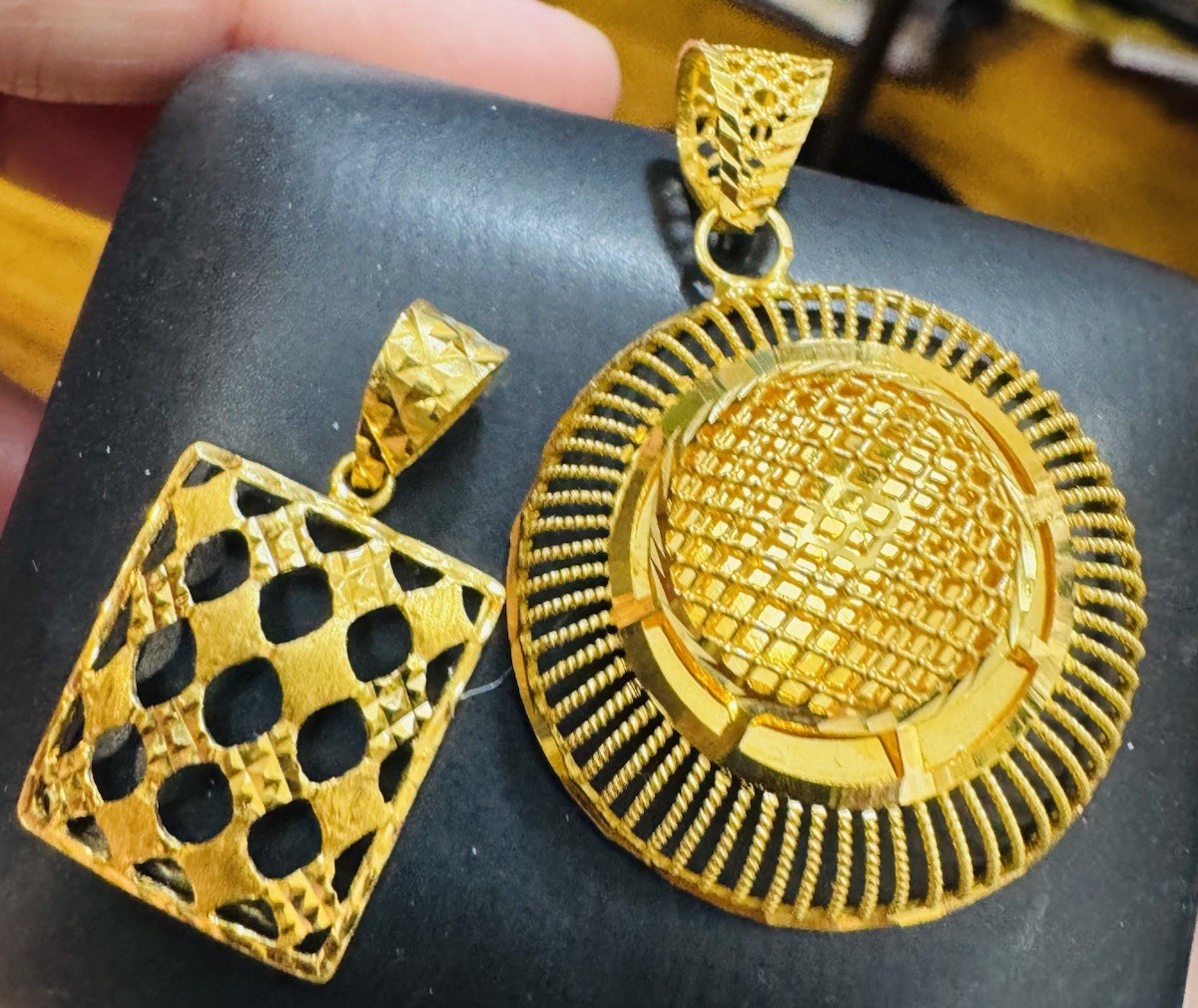Solid 22K 916 22C Gold Two Set of Pendant 1 x Rectangle & 1x Round 6.94g