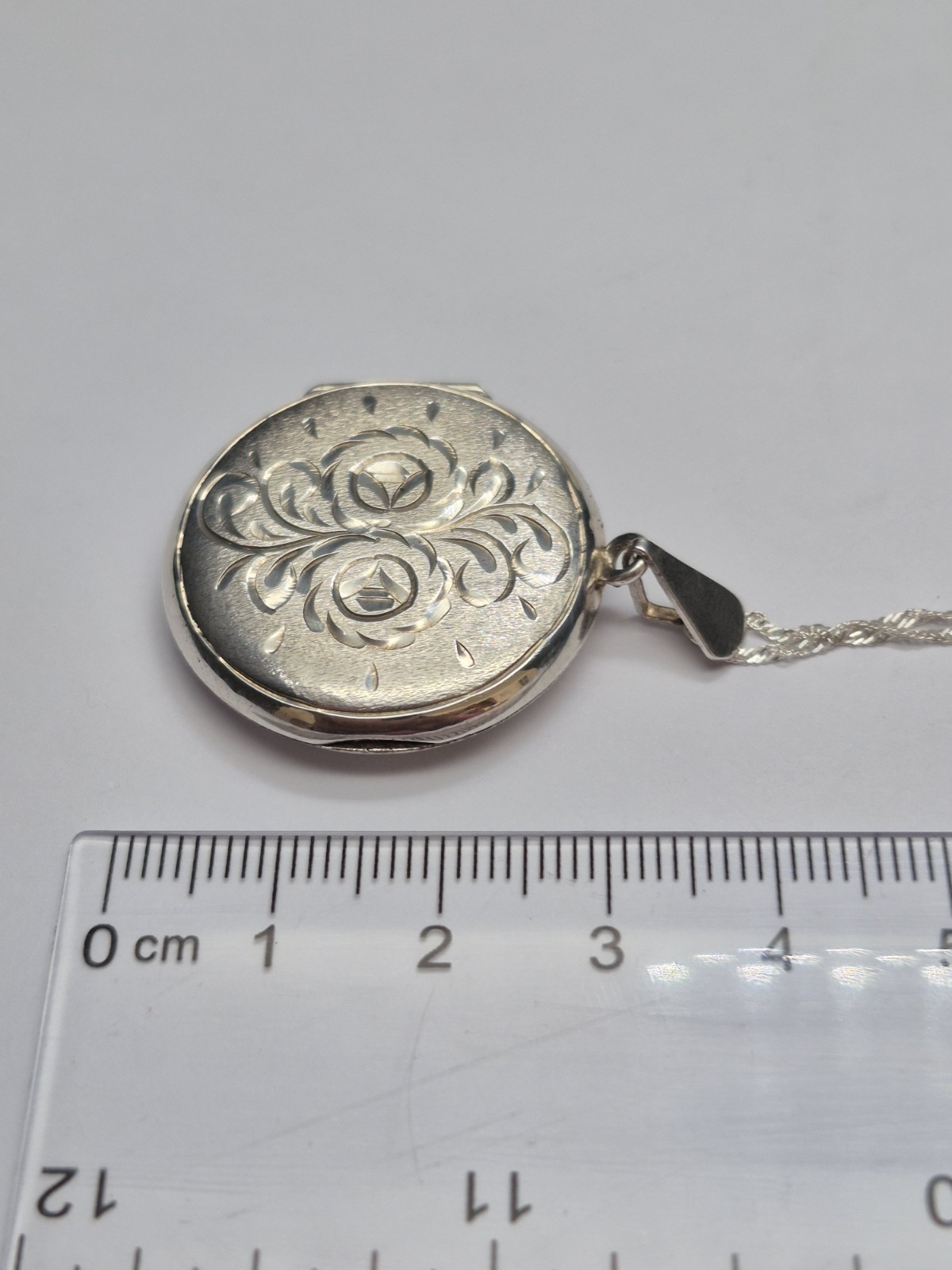 LOCKET – Beautiful Vintage Sterling Silver Round Floral Etched Photo Locket.
