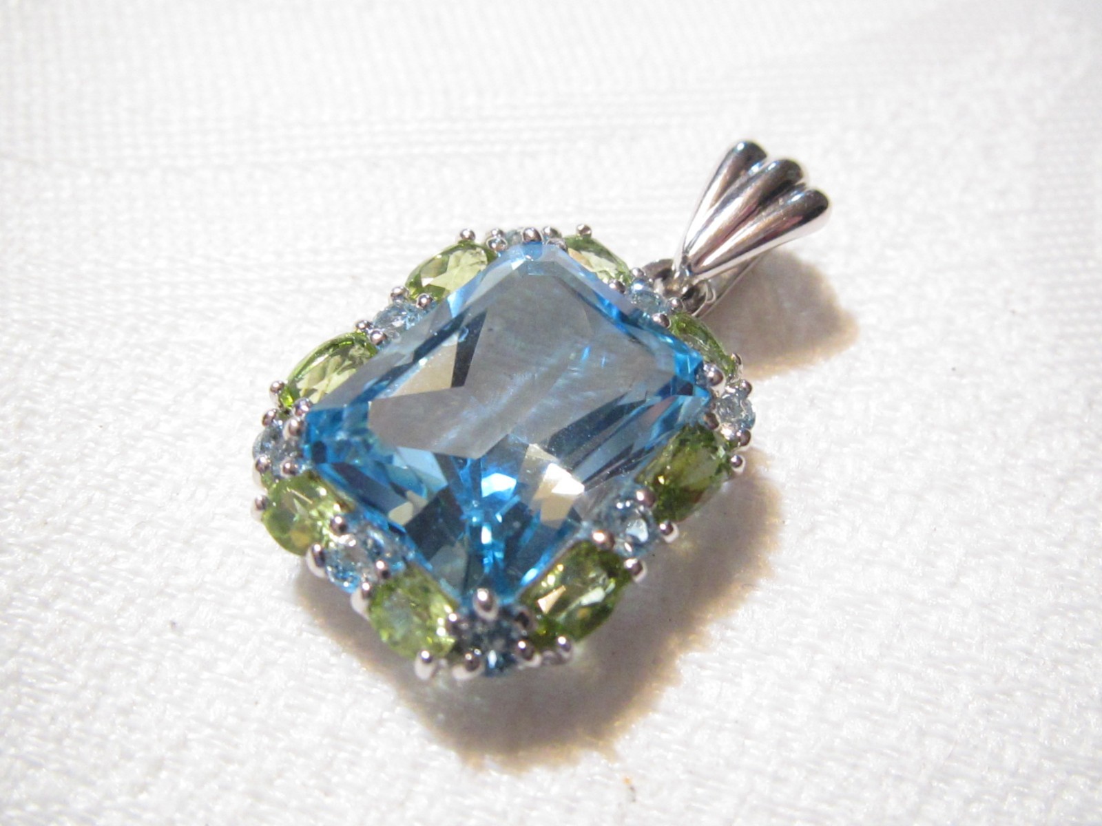 BEAUTIFUL “TOWN & COUNTRY” LARGE STERLING SILVER BLUE OPAZ & PERIDOT PENDANT/ENH