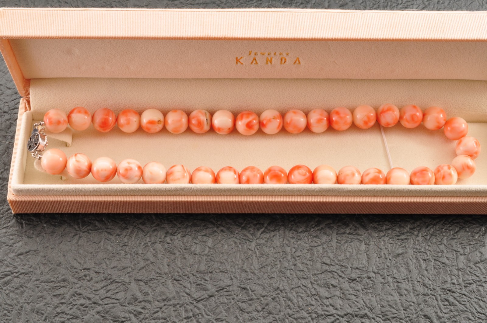 Angel skin coral necklace (17.3in, 423ct) ,925 silver clasp with “Certificate”.