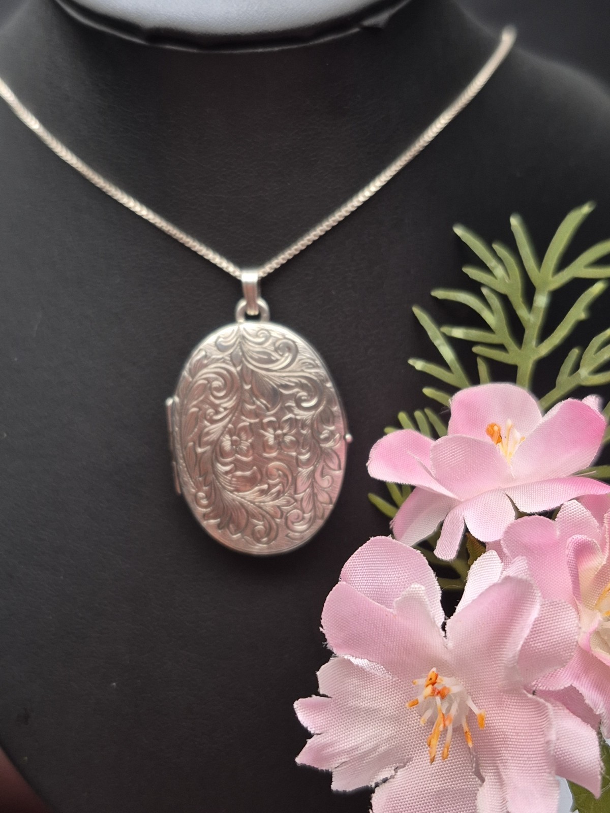 LOCKET – Sterling Silver Vintage Oval Double Photo Locket and Chain. Necklace.