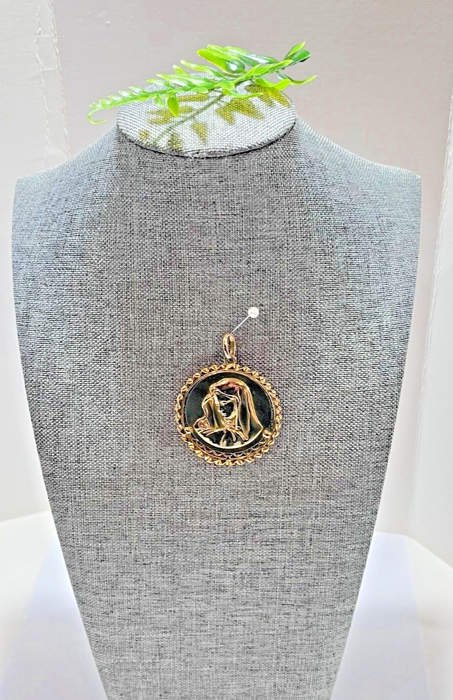 Large 18k Yellow Gold Madonna Pendant A Little Over 1-1/2″ In Diameter! 13.8 Gr.